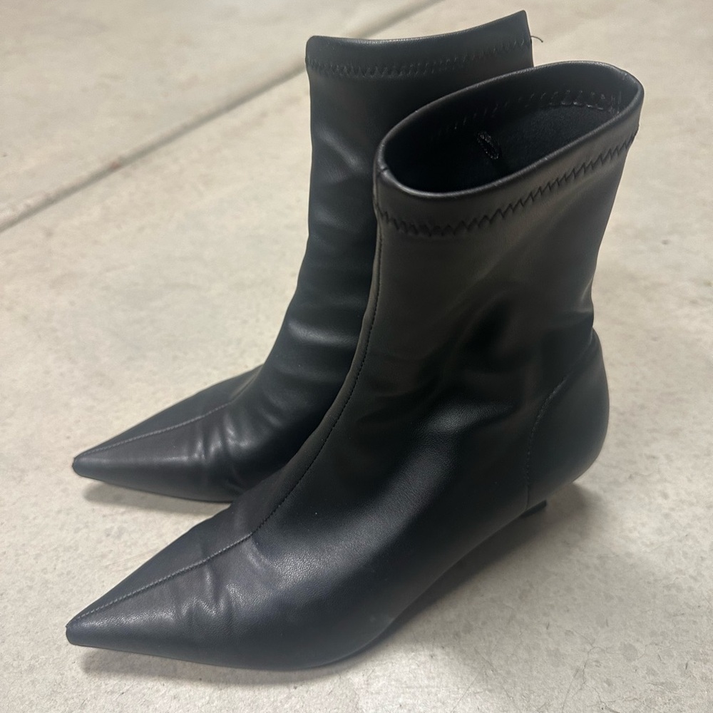 Black soft pointed kitten heels booties